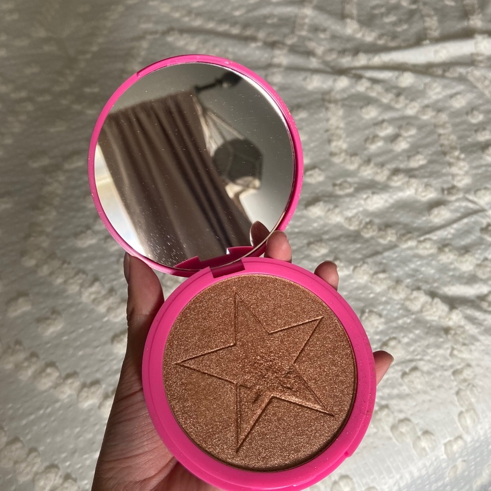 Jeffree Star highlighter in king tut
